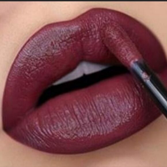 HUDA Beauty Liquid Lipstick First Class (Rich Berry Brown) - Picture 10 of 15